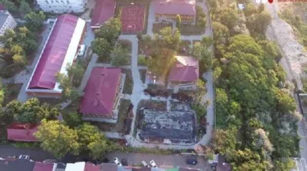 З арештованих дерев’яних корпусів табору «Вікторія» виносять меблі