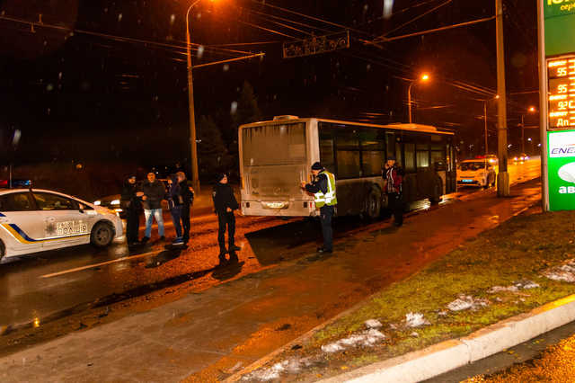 В Днепре возле заправки столкнулись автобус с пассажирами, Nissan и Toyota
