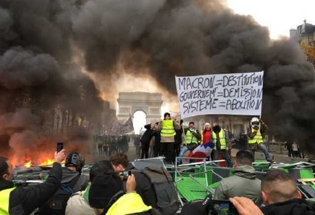 Макрон у понеділок відповість на вимоги протестантів