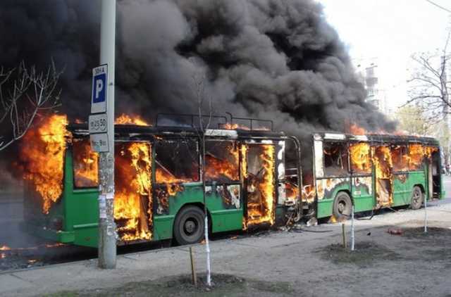 В Харькове на ходу вспыхнул троллейбус с пассажирами
