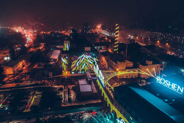 В Киеве празднично зажгли завод Roshen