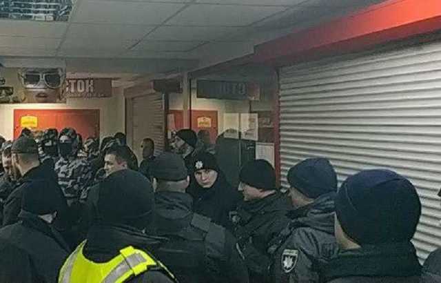 В сети сообщили о захвате ТЦ «Дарница»