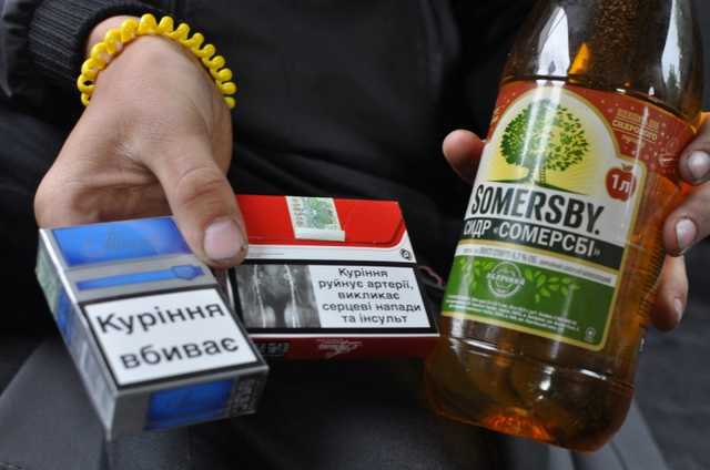 В Україні продовжують продавати дітям алкоголь та цигарки