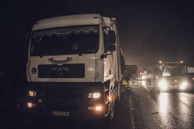 В Киеве маршрутка с пассажирами на полном ходу влетела в фуру: подробности