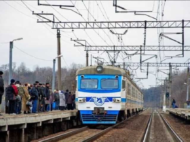 Разваливается на ходу: пассажиры жалуются на жуткие условия в киевской электричке