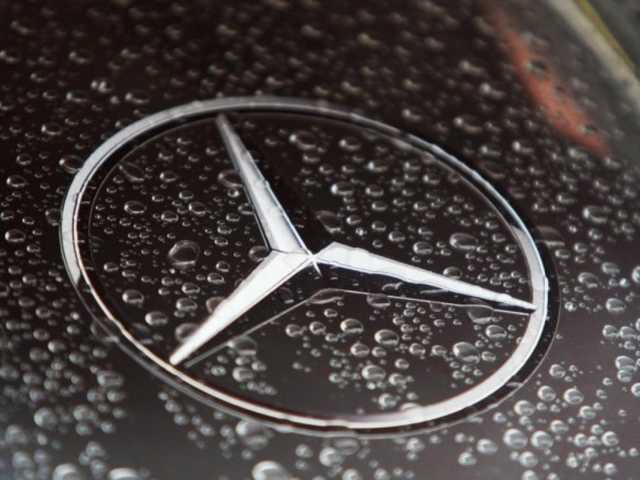 В Украине засняли кортеж «Мерседесов» с одинаковыми номерами