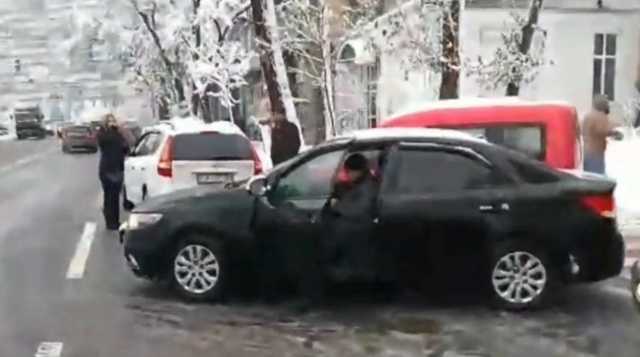 В Киеве на пешеходном переходе столкнулись 6 авто: первое видео