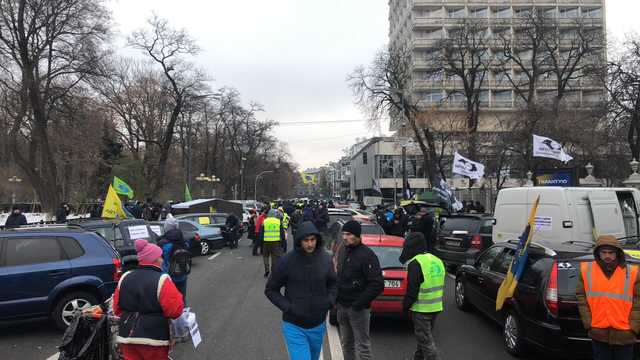 Украинские "евробляхеры" вышли на акцию протеста в желтых жилетах