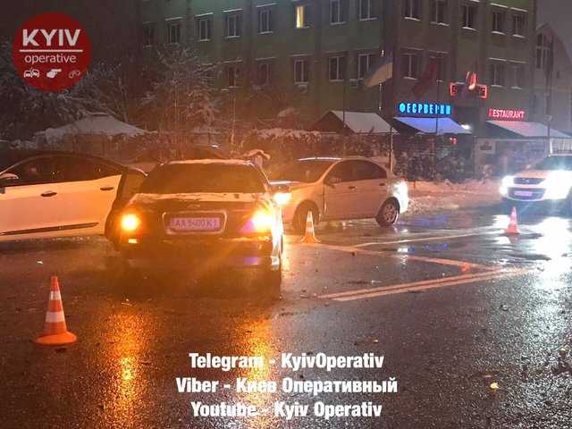 В Киеве водитель Volkswagen устроил ДТП, пытаясь проскочить на “красный”