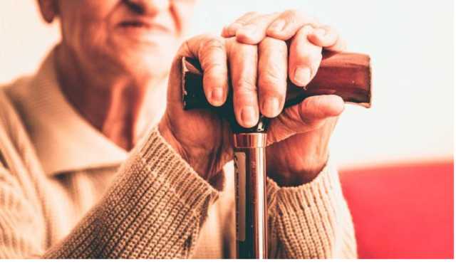 Більше половини населення “сірої зони” на Донбасі – люди похилого віку, – ООН