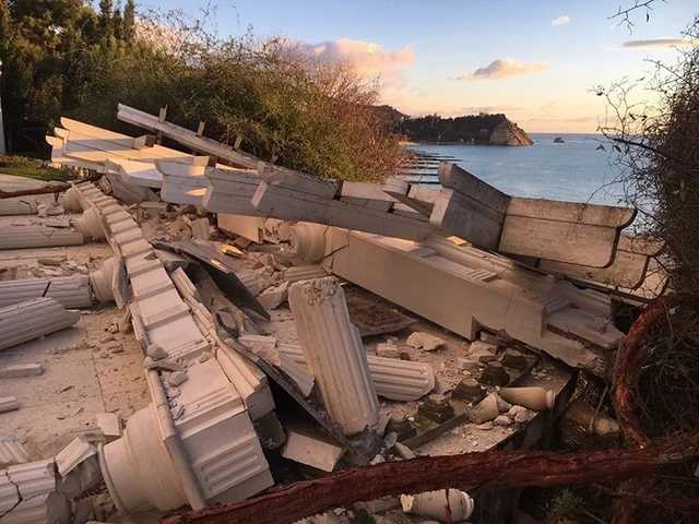 В Крыму рухнули колонны и завалили памятник Пушкину