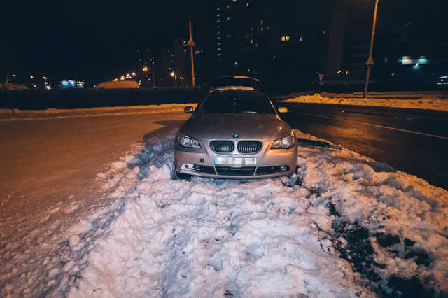 В Киеве на Позняках BMW вылетел на обочину и лишилcя колеса