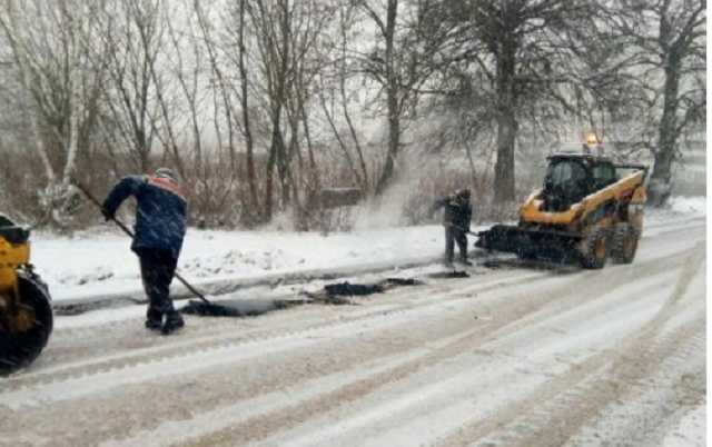 "Укравтодор" будет бороться с подрядчиками, которые зарывают миллионы в снег