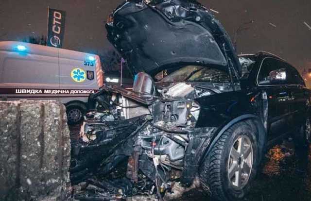 В Киеве джип на огромной скорости врезался в отбойник, водитель погиб