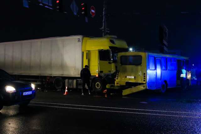 На Одесской трассе фура протаранила сразу шесть автомобилей: подробности ДТП