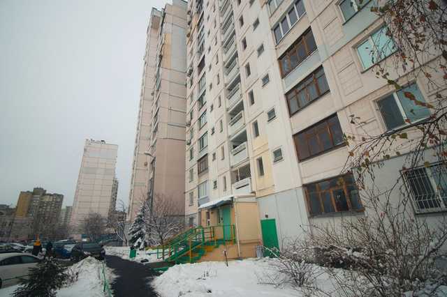 В Киеве на Троещине мужчина повесился на ремне у своей квартиры