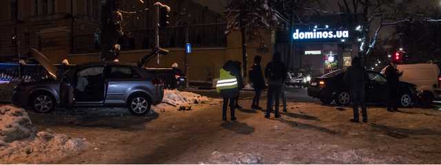 В Киеве на бульваре Шевченко Audi столкнулся с Volkswagen и влетел в ограждение