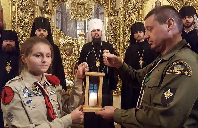 В Михайловском соборе пластуны передали Вифлеемский огонь митрополиту Епифанию