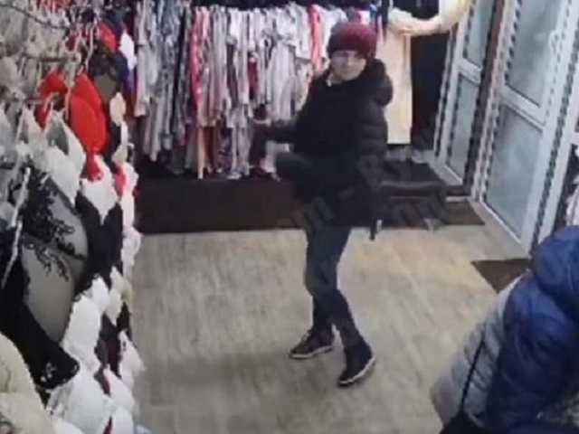 "Работает" быстро: в сети показали видео с хитрой воровкой в Киеве