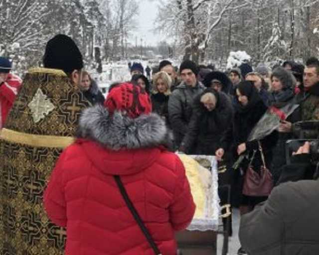 Фастов прощается с военным, в квартире которого произошел взрыв