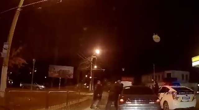 В Одессе пьяный водитель такси ограбил пассажирку и заблокировал ее в машине