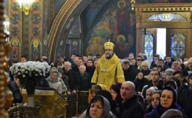 «Браво!» Паства приветствует побег московских попов в новую церковь