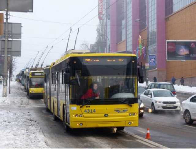 В Киеве водитель троллейбуса, ругаясь матом, накинулся на пассажиров: детали и видео конфликта