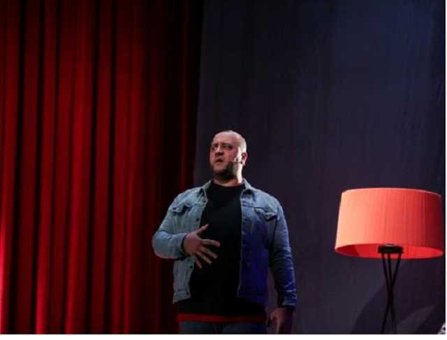 Актер «Дизель Шоу» впервые после трагической аварии вышел на сцену