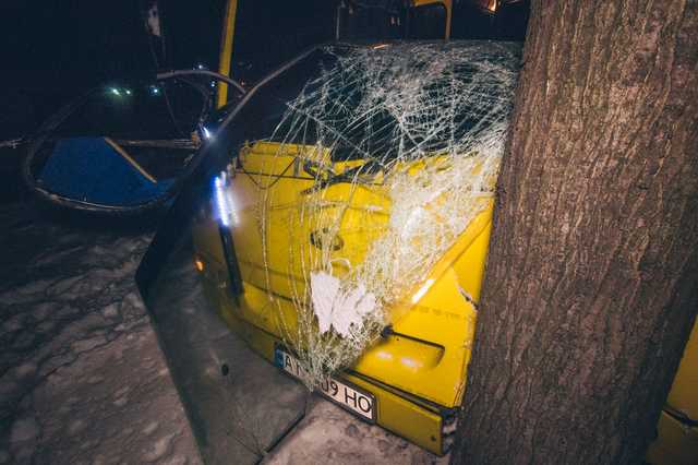 В Киеве маршрутка с пассажирами сбила пешехода и влетела в дерево