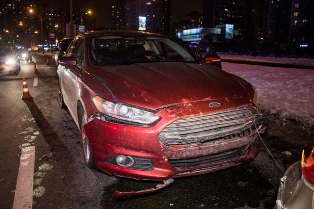 В Киеве возле ЖК RiverStone водитель засмотрелся в телефон и устроил тройную аварию