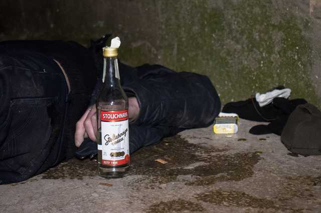 В Киеве возле входа в подъезд нашли труп мужчины с бутылкой водки