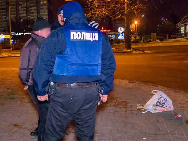 Неадекватный мужчина устроил стрельбу возле супермаркета в Днепре