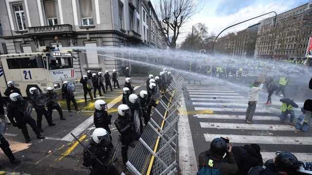 Полицейским Франции повысят зарплату на фоне протестов “желтых жилетов”