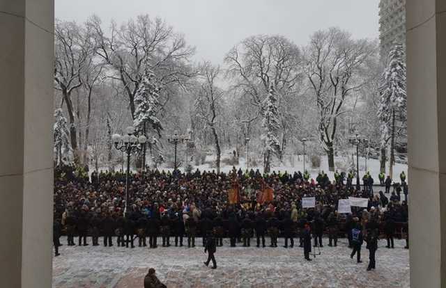Под Радой собрались более тысячи сторонников УПЦ МП