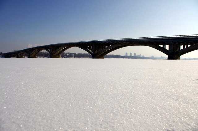 В Киеве с моста Метро упал мужчина