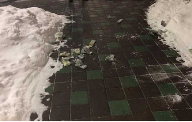 Під час затримання чиновники "Укргазвидобування" закидали вулицю пачками доларів