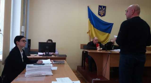 Чоловіка, який заявив про хабар судді столичного адмінсуду, почали допитувати