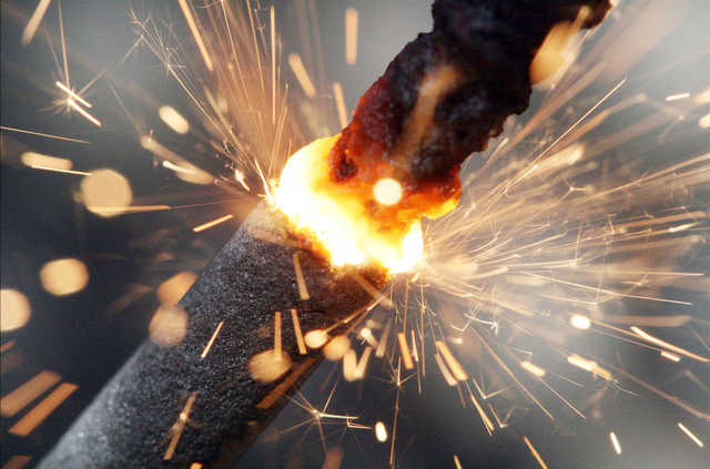 В Санкт-Петербурге настоящий фейерверк: горит склад с пиротехникой