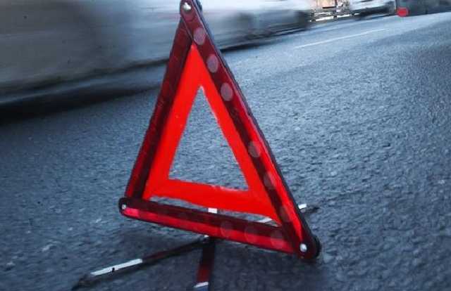 Под Тернополем грузовик переехал человека, который пьяный лежал на дороге