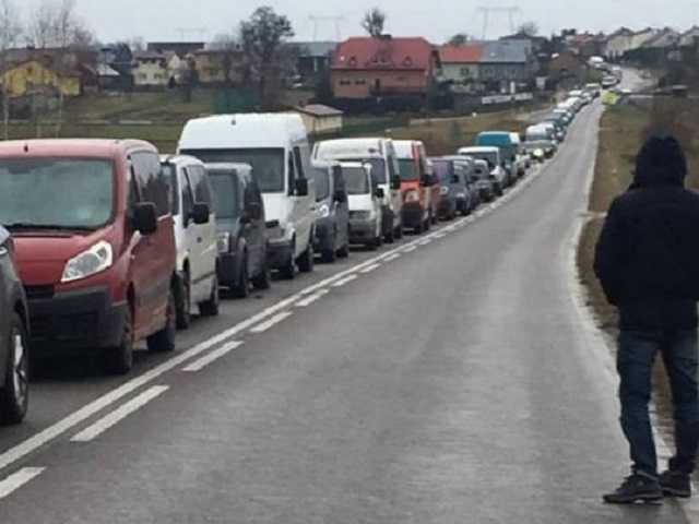 На въездах в Украину образовались огромные очереди
