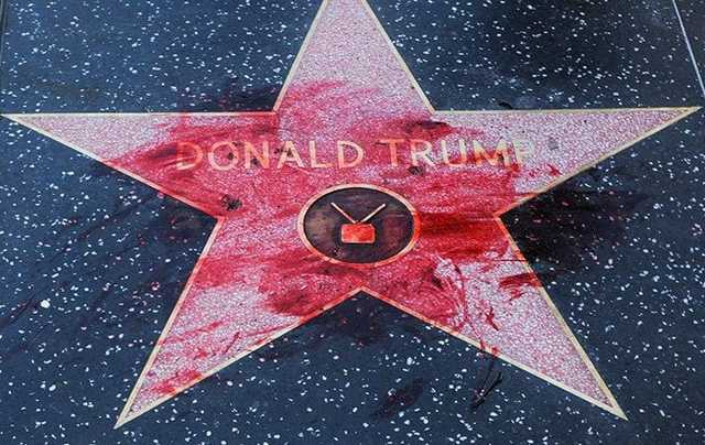 Звезду Трампа на Аллее славы осквернили «кровью» и свастикой