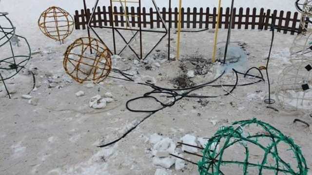 “Столичный Гринч”: в Дарницком районе вандал разгромил новогоднюю локацию