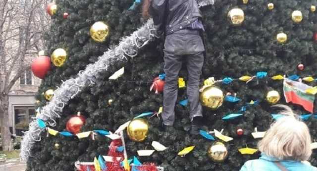 В столице Болгарии поиздевались над подаренной правительством Москвы новогодней елочки