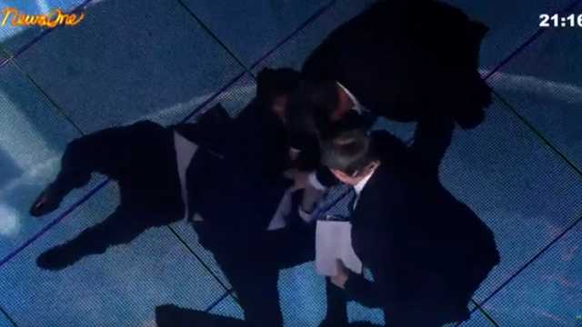 Соратник Ляшко избил палкой политолога в прямом эфире ток-шоу