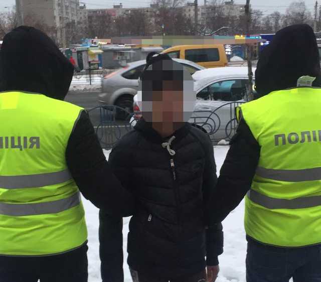 В Киеве задержали двух карманниц, которые вытащили телефон у прохожей