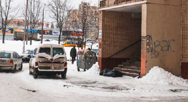В Киеве на Борщаговке мужчина умер на ступеньках дома