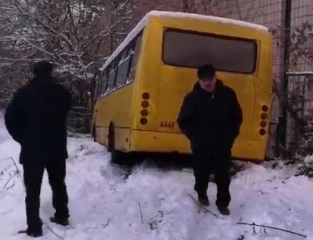 В Киеве вылетевшая с дороги маршрутка наехала женщину: фото с места ЧП