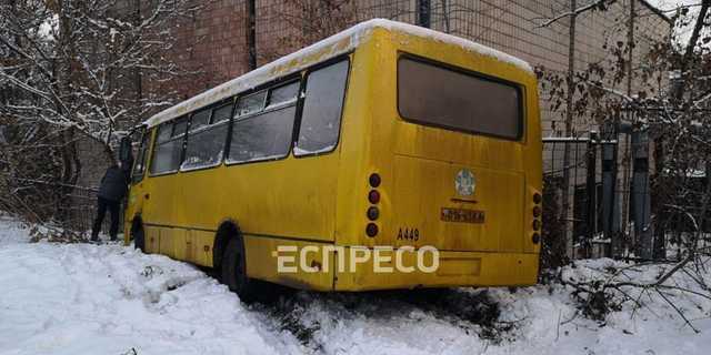 В Киеве маршрутка с пассажирами слетела с дороги в женщину