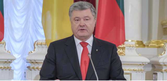 Порошенко объявил о прекращении военного положения в Украине