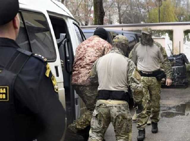 Адвокатов четырех военнопленных украинских моряков обвиняют в служебных нарушениях